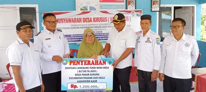 
Pem,Des Pagar Gunung Salurkan Bantuan Langsung Tunai Dari Dana Desa.DD Kepada 11 KPM