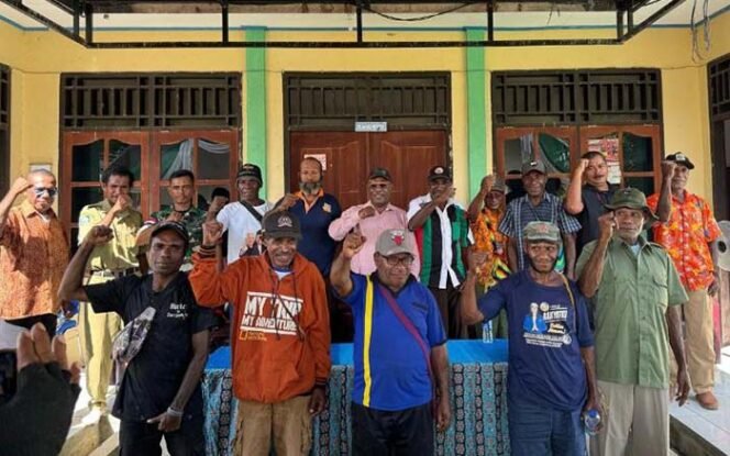 
Foto : Para tokoh adat di Kabupaten Keerom Provinsi Papua usai pertemuan bersama Direktur PAK HAM Papua Matius Murib (belakang, tengah, berkacamata), Selasa, 6 mei 2025 (Foto: Dok. PAK-HAM Papua)