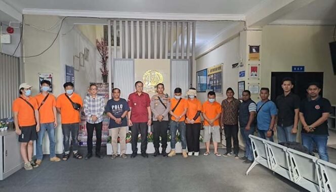 
Polres Rote Ndao Serahkan Enam WNA China Korban People Smuggling ke Imigrasi Kupang