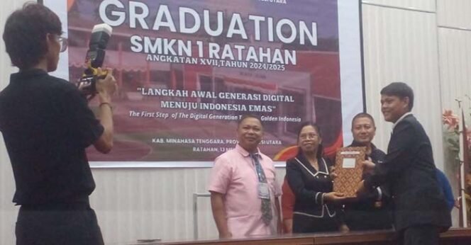 
Foto - Kepsek SMK Negeri 1 Ratahan Anna Powa S.Pd (tengah) saat memberikan tanda lulusan kepada siswa