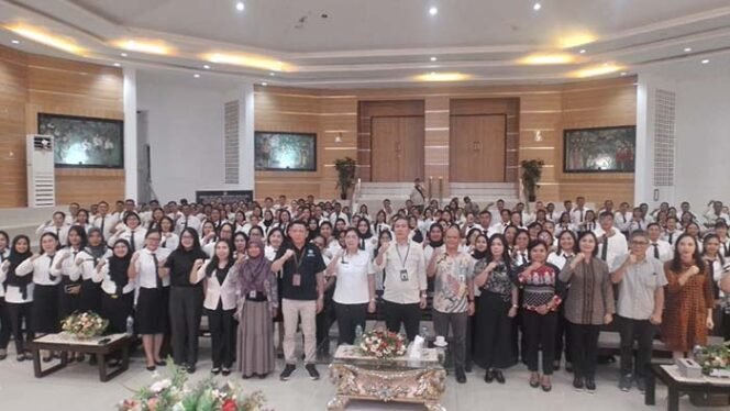 
Foto - Kepala BPMP Sulut Febry Dien ST.M.JNF.TecH, Kabid GTK Dikda Debby Mamangkey S.Pd MAP ( tengah) dan 150 Guru Peserta Kompetensi.