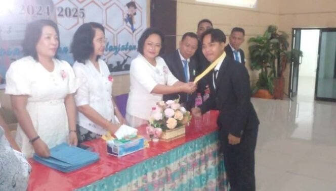 
Foto - Kepsek SMA Negeri 3 Manado Deltje Lendo S.Pd.M.Si ( tengah) saat Penyerahan Tanda lulus