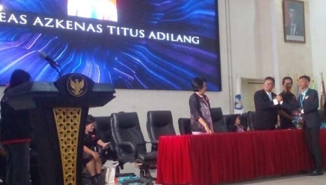 
Foto - Kepsek SMA Negeri 9 Manado Hendra Masie S.Pd ( tengah) Saat Acara Penamatan 781 Siswa di Aula Unsrat Manado Senin 19 Mei 2025