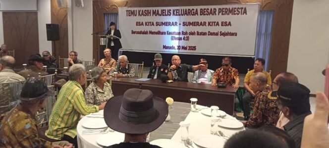 
Foto - Philep Pantouw ( tengah) Saat Memberikan Arahan Kedepan Ratusan Pelaku Permesta