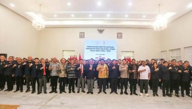 
Foto - Ketua Umum KONI Pusat Letjen TNI ( Purn) Marciano Norman dan Gubernur Sulut Mayjen TNI ( Purn) Yulius Selvanus SE ( tengah) bersama Pengurus KONI Sulut yang baru