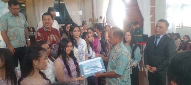 
Foto - Korwas Dikda Sukut Mechson Gantale Saat Memberikan Surat Penamatan Kepada Siswa