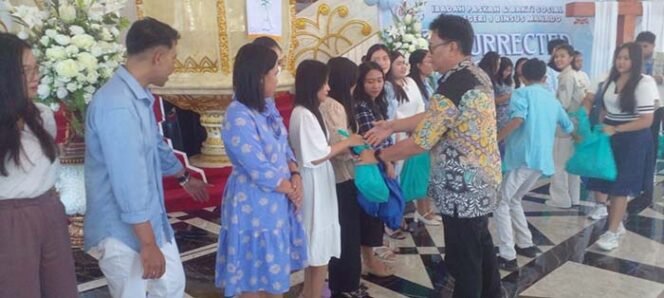 
Foto - Kepsek SMA Negeri 9 Manado Hendra  Masie Saat Memberikan Sembako Bagi Guru Guru dan Staf serga Satpam.