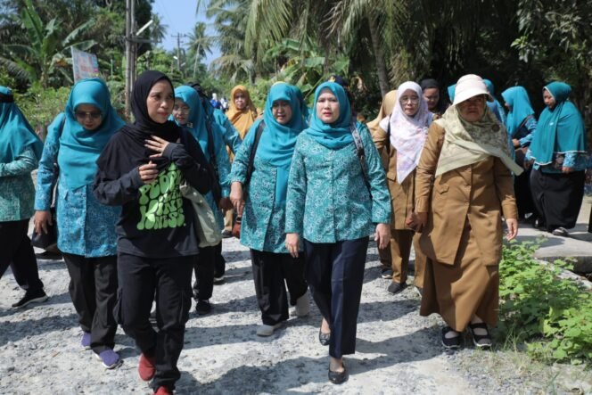 
Ketua PKK Kabupaten Asahan Monitoring Lomba Hatinya PKK Tingkat Sumut di Desa Banjar