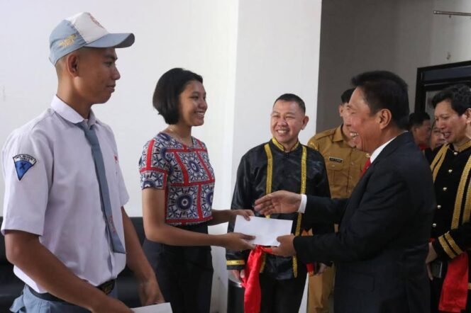 
Calon Paskibraka Minsel Audiensi dengan Bupati FDW 