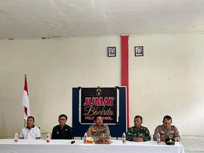 
Program Jumat Bacerita, Kapolres Minsel David Candra Babega Terima Masukan Masyarakat Desa Kilometer Tiga 