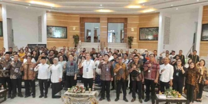 
Wamen Dikdasmen Fajar Riza Al Haq Silaturahmi Dengan Kepala BPMP Sulut Febry Dien Dan Jajaran Diacara Hardiknas 