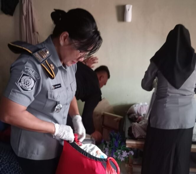 
Penggeledahan Rutin Lapas Bitung Teguhkan Komitmen Menuju Pemasyarakatan Bersih dan Humanis