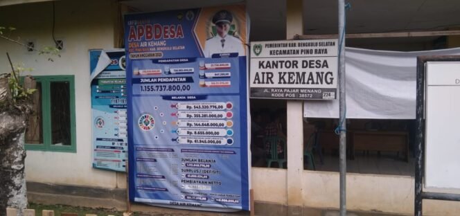 
Tunjukkan Transparansi Terhadap Masyarakat Pemerintah Desa Air Kemang Tempelkan Papan Informasi APBDes