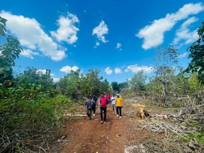 
Bupati Rote Ndao Pantau Langsung Progres Pembersihan Lahan Terintegrasi di Oelunggu   