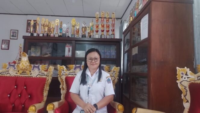 
Foto - Kepsek SMA Negeri 1 Tondano Amelia Sakul S.Pd M.Pd