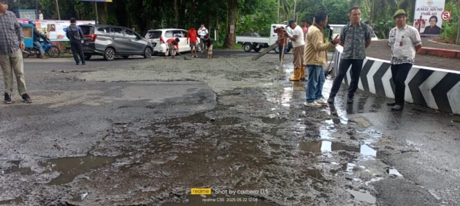 
Foto - Pengecoran Ruas Jalan Ir Soekarno Oleh Dinas PUPR Minahasa Utara dan Sulut.