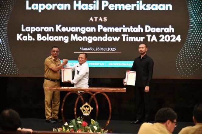 
Foto: Tampak Foto bersama usai penyerahan LHP.