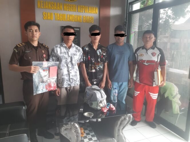 
Satreskrim Polres Sitaro Menyerahkan Tersangka Predator Anak ke Kejari