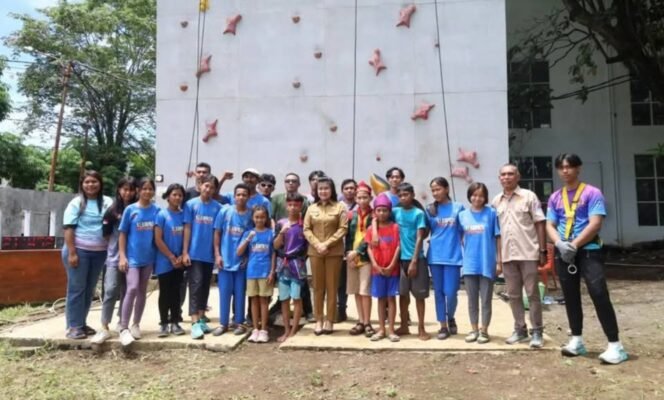 
Upaya Majukan Olahraga, Bupati Sitaro Pantau Latihan Atlit Panjat Tebing