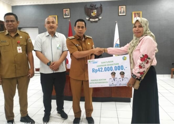 
Weny Gaib Serahkan Santunan Jaminan Kematian ke Ahli Waris