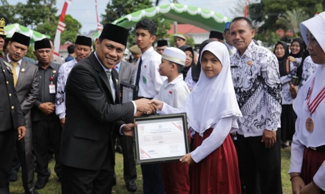 
Weny Gaib Berikan Penghargaan Kepada Siswa Berprestasi