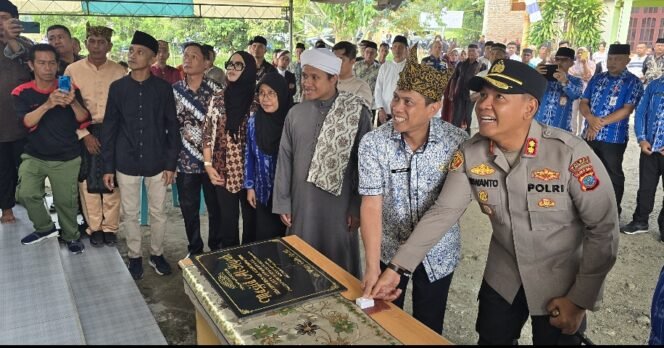 
Wali Kota Weny Gaib Resmikan Masjid Al Hijrah Desa Kobo Kecil