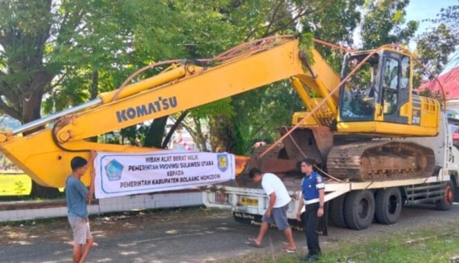 
Pemda Bolmong Terima Bantuan Alat Berat dari Gubernur YSK
