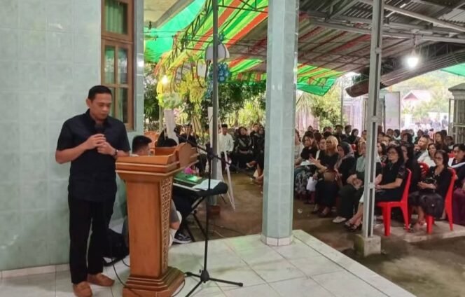 
Melayat Kerumah Duka, Wali Kota Weny Gaib Doakan Keluarga Papa Nana diberi Penghiburan