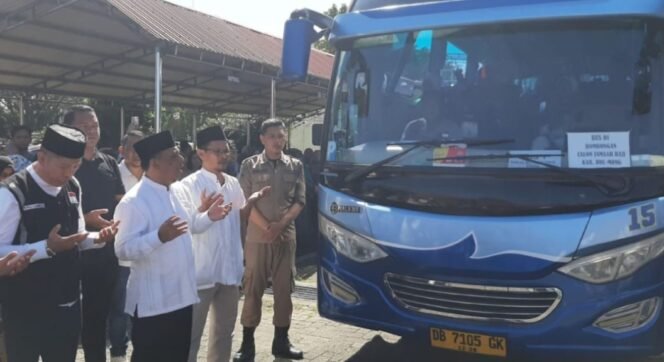 
Bupati Yusra Alhabsy Doakan Keberangktan 68 Jamaah Haji ke Tanah Suci
