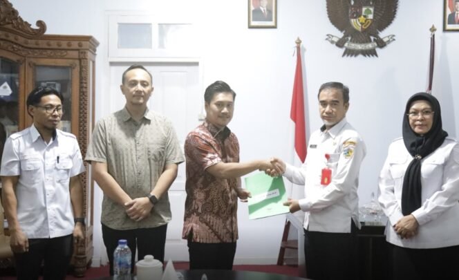 
Wawali Rendi Serahkan SK PLH kepada 5 Pejabat Kota Kotamobagu