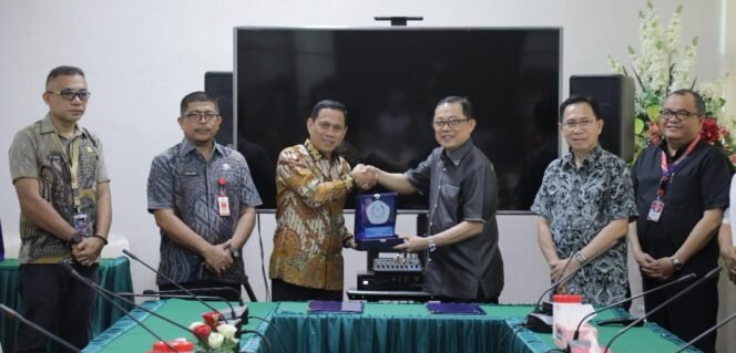 
Perkuat Sektor Pendidikan, Wali Kota Weny Gaib Tandatangani Kerja Sama  dengan Unsrat Manado