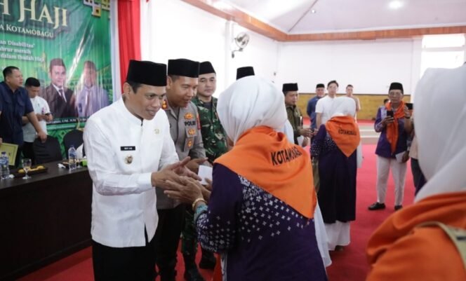 
Wali Kota Kotamobagu Berikan Bantuan Uang Transportasi kepada Calon Jamaah Haji