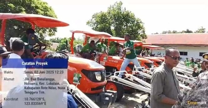 
Caption : Usman Husin Anggota DPR RI Memberikan Bantuan Trektor ke pada Kelompok Tani hari ini Senin 2 Juni 2025./Foto Dance Henukh