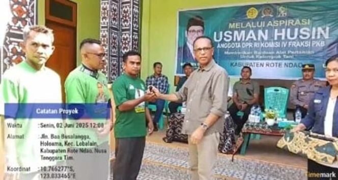 
Moment Bersejarah Curahan Haru di Lelain: Usman Husin Tebar Kebahagiaan Bagi Petani Rote Ndao