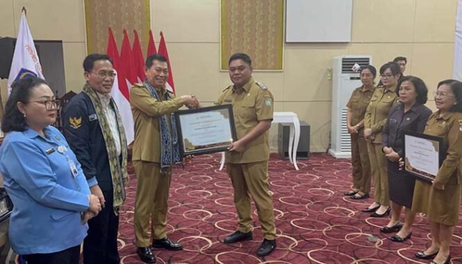 
Wabup Bulahari, Terima Penghargaan Pelayanan KB