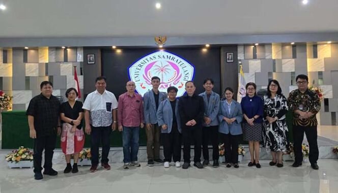 
Foto : Dekan FEB Dr. Victor P. K. Lengkong (Tengah) bersama Tim Juri dan Para Finalis