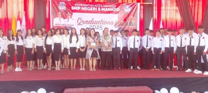 
Foto - Kepsek SMP Negeri 8 Malalayang Manado Rahman Mangopa S.Pd.M.Pd ( tengah) dan Siswa siswa yang baru lulus