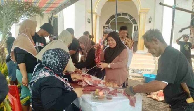 
Foto- Panitia Hari Raya Idul Adha di Masjid Ash- Sholihin Dengan Dalam Saat Proses Pemotongan Daging Sapi