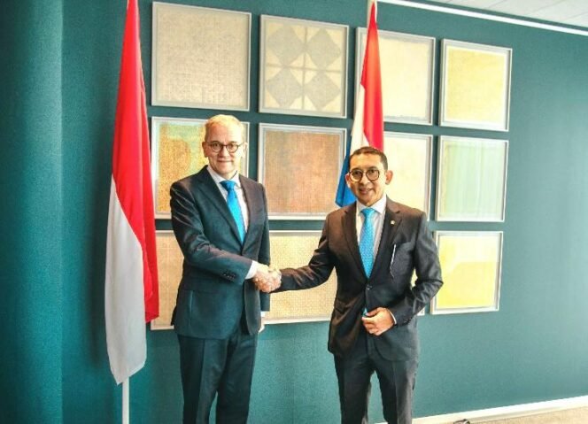 
Menteri Kebudayaan Republik Indonesia Fadli Zon (kanan) dan Menteri Pendidikan, Kebudayaan, dan Sains Belanda Eppo Bruins (kiri) sepakat memperkuat kerjasama repatriasi benda-benda budaya Indonesia dari Belanda pada pertemuan kedua menteri di Den Haag Belanda, Sabtu 14 Juni 2025 (Foto: Humas Kembud RI)