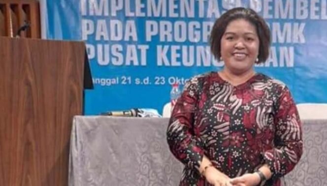 
Foto - Kepsek SMK Negeri 2 Bitung Meryati Taengetan S.P.d.MAP