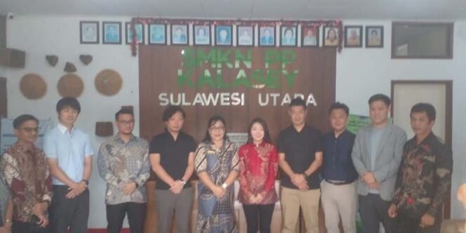 
Foto - Pengusaha Dan Koperasi dari Jepang Saat Kunjungi SMKN- PP  Kamus 19 Juni 2025.Kepsek Erni Onibala S.Pi M.Si ( tengah)