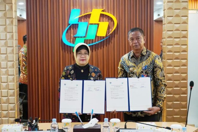 
Foto: Tampak Bupati dan Kepala Badan Pusat Statustik RI, usai menandatangani surat hibah.