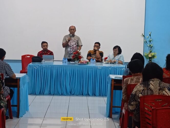 
Foto - Ketua MKKS- SMA Kota Manado Jemmy James Jermias S.Pd ( tengah berdiri) Saat Rapat di SMA Negeri 9 Manado Kamis (26/6).