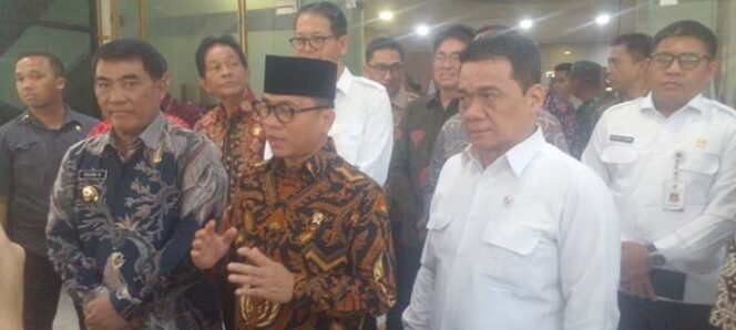 
Foto - Menteri Desa dan Pembangunan Daerah Tertingal Hendry Susanto (tengah) Wakil Mentri Desa Ahmad Reza Patrya ( kanan) dan Gubernur Sulut Yulius Selvanus SE ( Kanan) saat Jumpa Pers.
