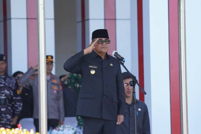 
Wakil Bupati Sitaro Heronimus Makainas Saat menjadi Inspektur pada Upacara  Peringatan Hari Otonomi Daerah ke-29 dan Hardiknas