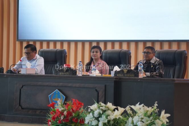 
Tampak Bupati Sitaro Chyntia I. Kalangit (tengah), Wakil Bupati Heronimus Makainas (kiri) dan Kepala Kantor Wilayah Kementerian Hukum Sulut, Kurniaman Talaumbanua (kanan)