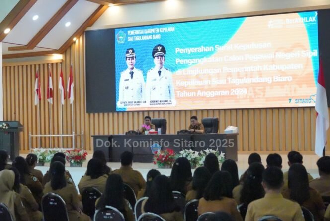 
Tampak  Asisten Perekonomian dan Pembangunan Sekda, Eddy Salindeho dan Kepala BKPSDM, Stengly Langi di depan CPNS