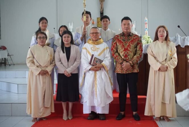 
Rayakan Paskah Bersama Umat Katolik, Chyntia Kalangit Ajak Wujudkan Sitaro Masadada