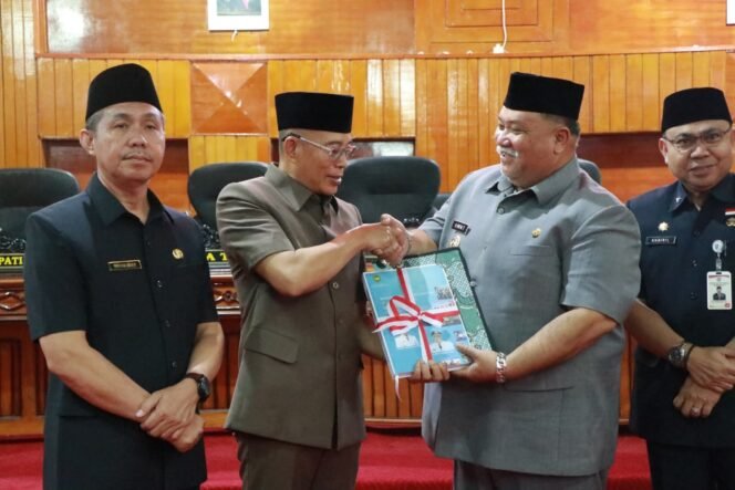 
Serah Terima Jabatan Bupati Dan Wakil Bupati Bengkulu Selatan 