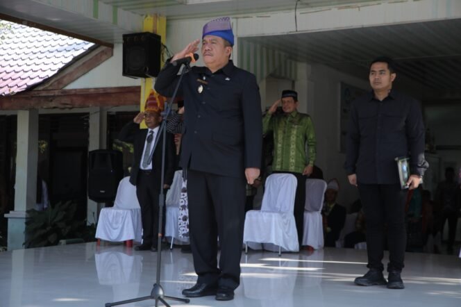 
Bupati Gunakan Tanjak Melayu Pimpin Hardiknas di Kabupaten Asahan